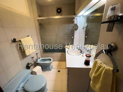 Agp Casa Con Cocina Moderna, Excelente Área De Reuniones, En Venta Ubicada En Calle Cerrada, En Alta Florida 25-11358 Ys