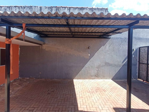 2 Casas No Mesmo Patio Com Muros Altos Separando