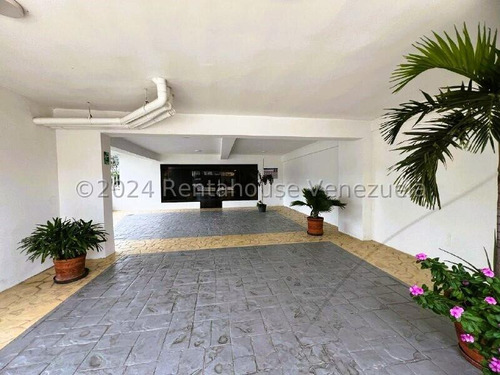 Apartamento En Venta Zona Centro Maracay 25-705 Yb