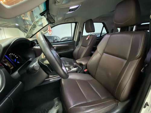 Toyota Hilux SW4 2.8 SRX 4X4 7 LUGARES 16V TURBO INTERCOOLER DIESEL 4P AUTOMÁTICO