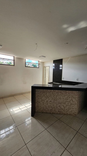 Prédio Com Três Apartamentos Por R$650.000,00
