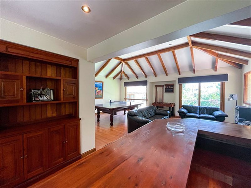Casa En Venta De 5 Dorm. En Las Condes