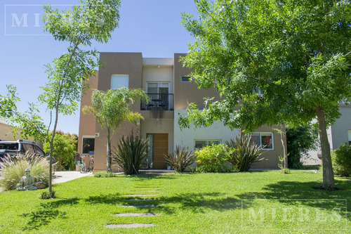 Muy Linda Casa En Venta Desarrollada En Dos Plantas En Santa Guadalupe, Pilar Del Este