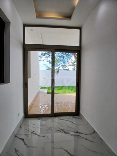 Venta Casa De Un Nivel En Exclusivo Residencial Santiago (hfc-227)