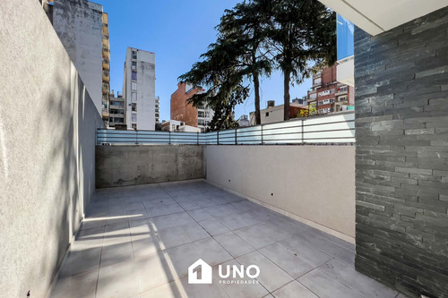 1º De Mayo Y 9 De Julio - Amplio Dpto De 1 Dormitorio. Cochera Disponible.