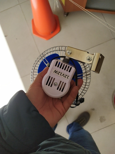 Imagen 6 de 6 de Ventilador Giratorio Para Carro Con Soporte Metalico 12 Volt