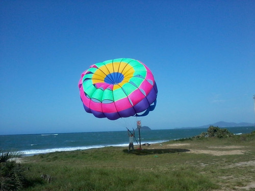 Vuelo en paracaídas, lanchas rápidas tiradas, acampada, deportes extremos