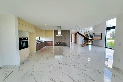 Casa En Venta En Balvanera Con Recamara En Planta Baja Y Estudio