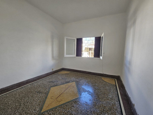 Planta Baja, Un Dormitorio, Escritorio, Pequeño Patio