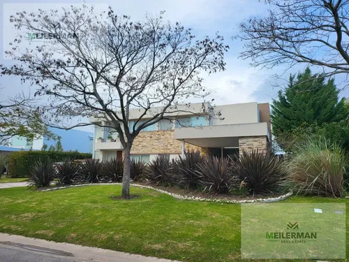 Venta Y Alquiler De Casa En Barrio El Golf Nordelta Con Vista Al Golf Con Renta
