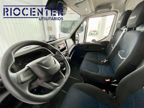 Imagem 2 de 11 de Iveco Daily - 2020/2020 2.3 Hpi Diesel 30-130 Furgão Manual