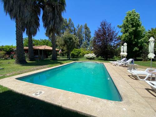 Amplia Casa Con Jardín Formado En Condominio Consolidado