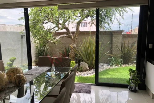Venta De Casa Con Recámara En Planta Baja En Lomas De Angelópolis