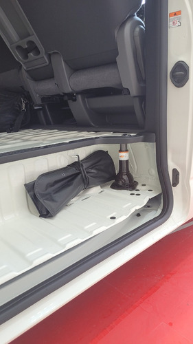 Toyota Hiace 2.8 Tdi Furgón 6at L2h2 3a 5p