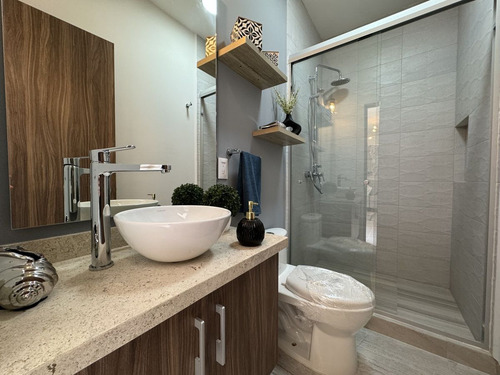Casa En Venta En Lomas Del Marqués, Qro; Con Recámara En Planta Baja