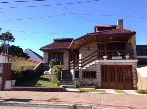 Casa En Venta - 4 Dormitorios 3 Baños - Cochera - 400mts2 - Santa Teresita