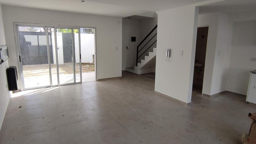 Imagen 7 de 20 de Venta Duplex 3 Dormitorios En City Bell. 460 Y 21c