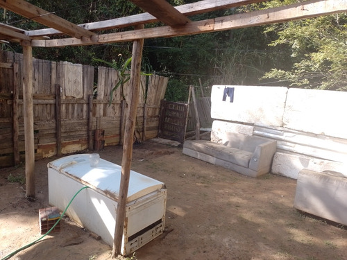 Casa Com Dois Cômodos E Quintal Grande Mais Garagem
