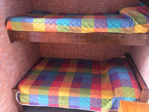 Casa En Alquiler En Piriapolis Con Parque Arbolado, Barbacoa Con Heladera Y Comedor Para 10 Personas