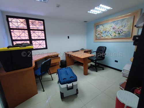 Los Chaguaramos !! Hermosa E Impecable Casa Acondicionada Para Uso De Oficina Y Comercial, 780 M2 Terreno, 828 M2 Const., 8 Oficinas, 5 Baños, 10 Pe, A/a, Sistemas De Seguridad. Excelente Ubicación !!