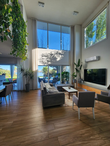 Casa En Venta Con Fondo A La Laguna En Canning
