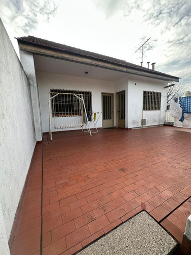 Venta Chalet 4 Amb Con Dependencia, 2 Cocheras, Quincho, En Caseros Zona Centrica