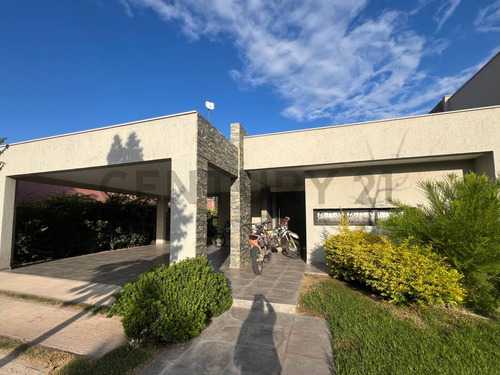 Century 21 López Vende Casa En Barrio Privado Las Cortaderas 1 En Rodeo De La Cruz, Guaymallén, Me