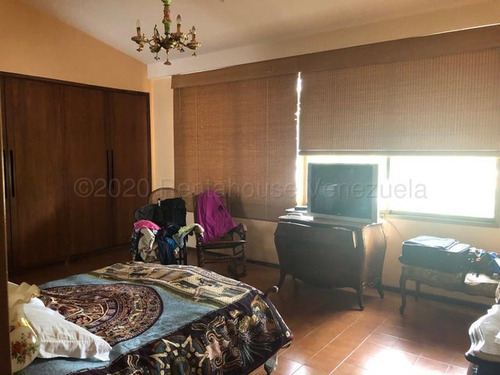 D.a Amplio Townhouse Con Anexo, Condominio Pequeño, Hermosa Piscina, Planta Total 100%, Agua Constante, Urb. Altos De Guataparo, Valencia Carabobo 22-14061