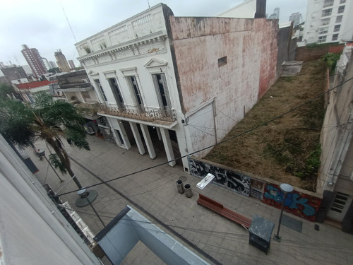 Depto Amplio Sobre Peatonal San Martin