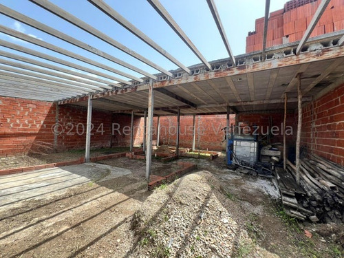Venta De Terreno Con Estructura Armada Para Terminar Casa, En La Prestigiosa Urbanización Piedra Pintada En La Victoria, Base Para Culminar Techo. Incluye Material De Construcción Y Plano Rah 25-249