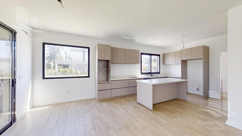 Venta- Casa De 6 Ambientes- Galería, Jardín En Laguna Grande, Villa Nueva