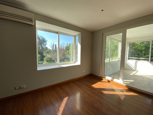 Casa En Venta De 7 Dorm. En Colina