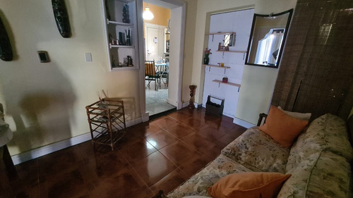 En Venta En El Palomar, En Planta Baja Hermosa Propiedad De 4 Ambientes Con 2 Baños, Living Comedor; Cocina Comedor; Tres Dormitorios Garage Y Fondo. F: 8498