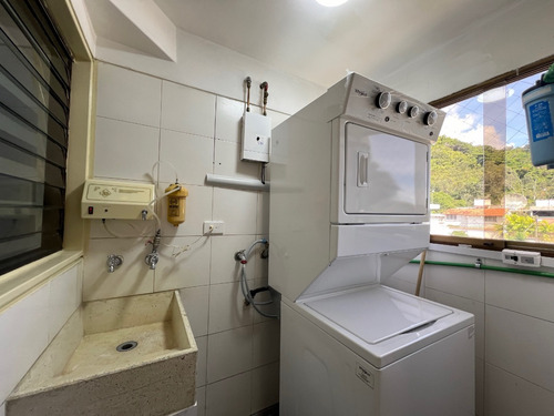 Se Vende Apto. Amoblado Con Pozo En La Urb. Los Palos Grandes, Municipio Chacao.