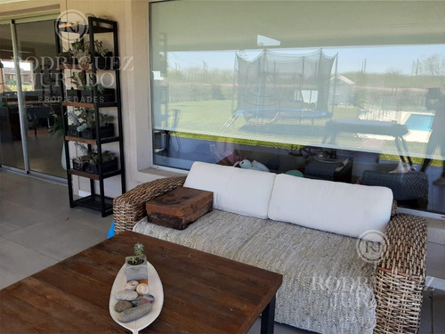 Impresionante Casa En Venta En El Country San Sebastian!