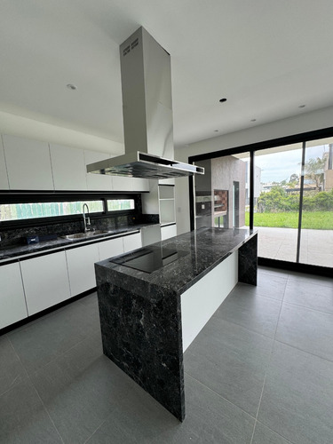 Casa 5 Ambientes En Venta. Lagos De Canning 1