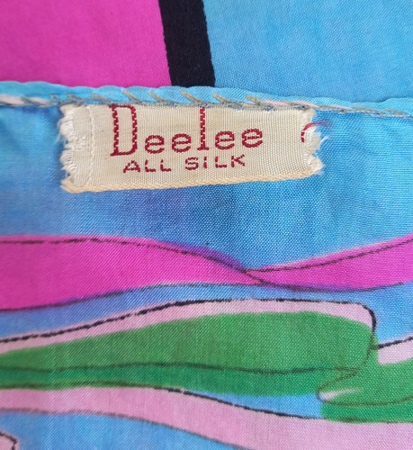 Pañuelo Vintage Años 50 Seda Natural Ruloté A Mano 91x86 Cm Turquesa Personajes Y Textos En Frances Unico (Usado)
