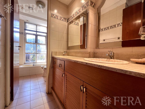 Venta De Casa De 4 Ambientes Con Cochera Y Jardin En Wilde