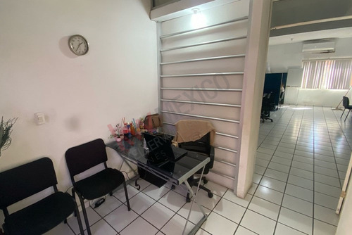 Local En Venta De 60.75 M² En Fovissste Playa Azul: Ideal Para Oficina Con Estacionamiento
