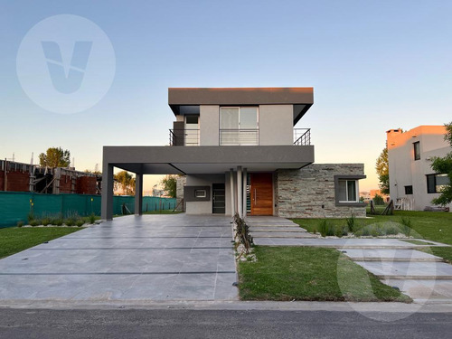 Casa En  Venta En Terralagos, Canning