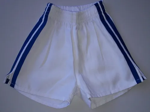 Short azul con rayas blancas sale