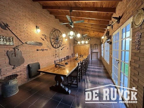 Casa Con Quincho En Barrio San Emilio