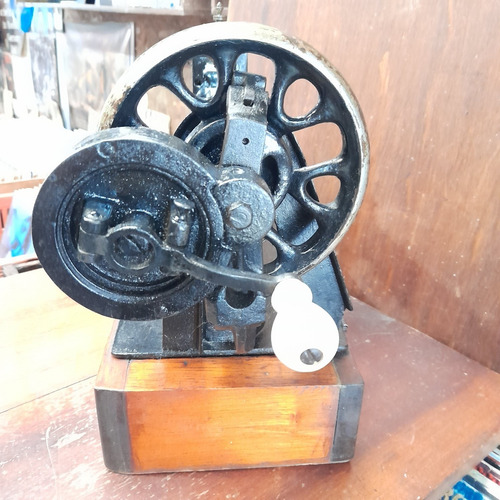 Máquina De Costura A Mão Antiga. Destravada. Decorativa