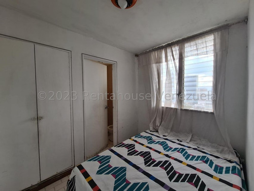 Pent House En Venta De 2 Niveles, Con Amplios Y Ventilados Espacios En San Bernardino, 25-4833