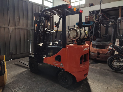 Imagen 1 de 16 de Autoelevador Doosan 1800kg Nafta/gas Motor Hyundai Torre Tri