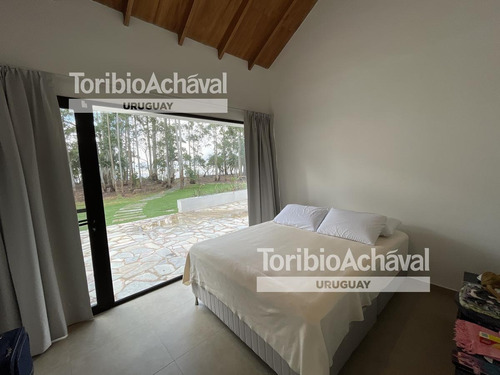 Destacada Casa Sobre La Costa En Balneario El Ensueño