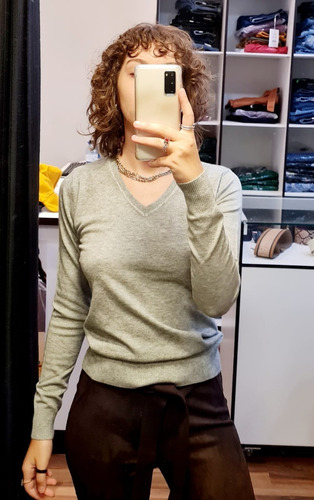 Imagem 2 de 3 de Blusa Tricot Básica Gola V 8 Cores Facinelli 650866