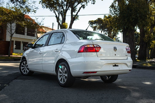 Volkswagen Gol Sedan Confort - Motorland Permuto / Financio