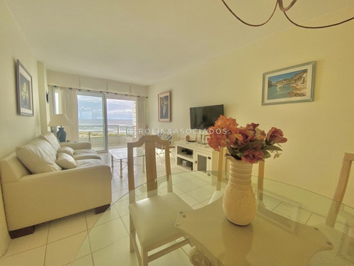Imagen 8 de 24 de Venta De Apartamento De 2 Dormitorios En Edificio Torre Marina Punta Del Este