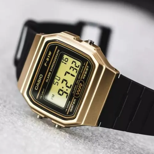 Reloj pulsera Casio Collection F-91 de cuerpo color dorado